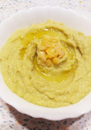 O poză a rețetei Humus din linte și avocado.