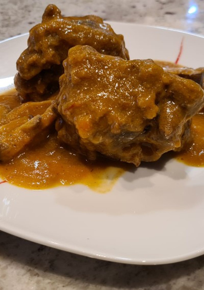 Una foto de Rabo de toro guisado con manzanilla y setas
