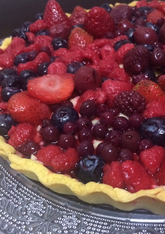 Una foto de Pastel de Crema Pastelera y Frutos Rojos