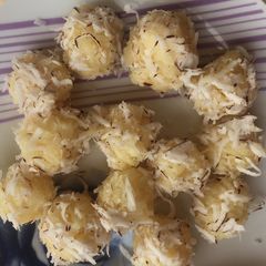 A picture of Coconut ladoo.