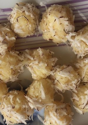 A picture of Coconut ladoo.
