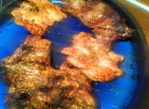 Una foto de Asado a la parrilla de manta chancho y mollejas al ají (picante)