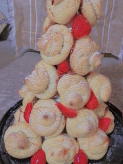 Una foto de Croquembouche con crema pastelera de café