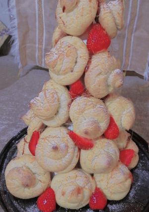 Una foto de Croquembouche con crema pastelera de café