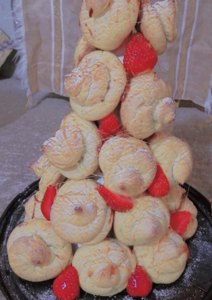 Una foto de Croquembouche con crema pastelera de café