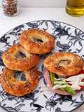 Puha, sós cottage cheese bagel – egyszerű low carb, gluténmentes recept 🥯