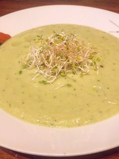 Una foto de Crema Fría de Aguacate y Pepino