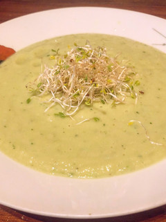 Una foto de Crema Fría de Aguacate y Pepino