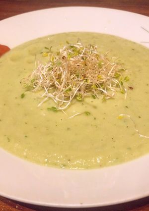 Una foto de Crema Fría de Aguacate y Pepino