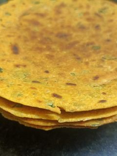 मेथी खाकरा (Methi khakhra recipe in marathi) रेसिपी चे मुख्य फोटो 