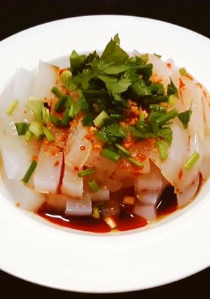 รูปของ เส้นถั่วเขียวเยลลีเย็น (cold mung bean jelly noodles)