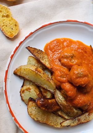 Una foto de Albóndigas sin freír con tomate
