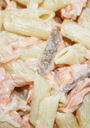 Una foto de Macarrones con queso azul y salmón ahumado