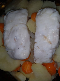 Una foto de Merluza con verduras cocidas!!😋🍽