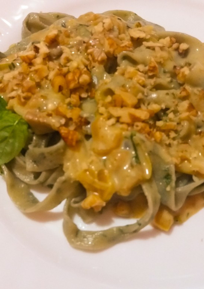 Una foto de Tallarines de albahaca con salsa de champignon