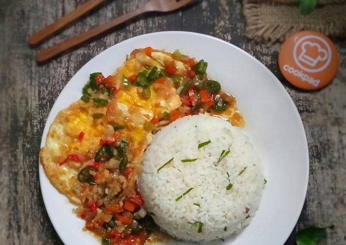 Nasi Gurih Daun Jeruk (Dengan Telur Ceplok Pedas Saus Tiram)