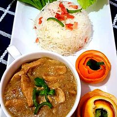 A picture of Chicken orange Chili with fried rice.