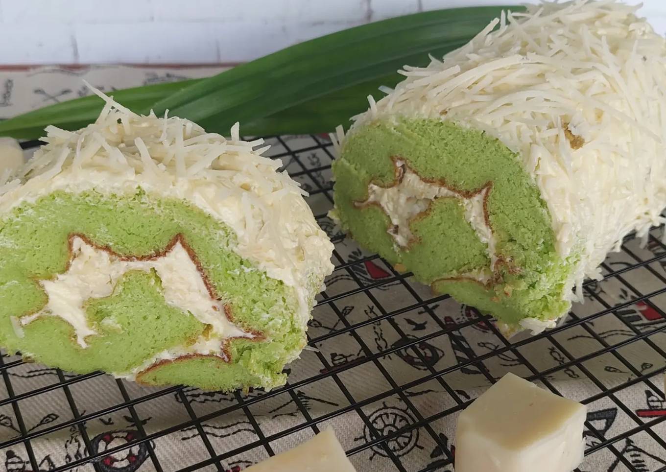 Bolu Gulung Pandan & Keju (Pandan Roll Cake with cheese filling)