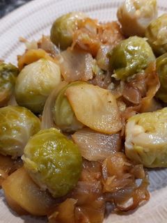 Una foto de Coles de Bruselas salteadas con manzanas