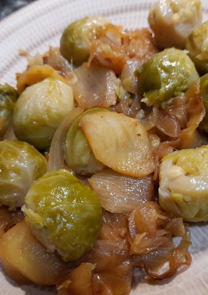 Una foto de Coles de Bruselas salteadas con manzanas