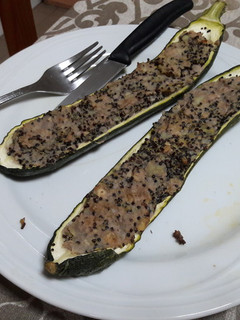 Una foto de Calabacín relleno vegano