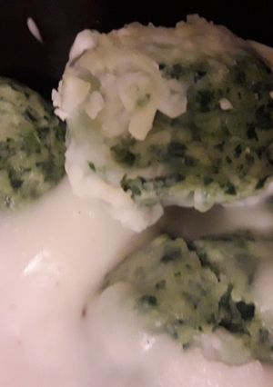 Una foto de Malfattis de espinaca y ricota con salsa blanca 💖