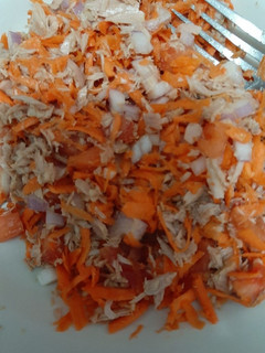 Una foto de Ensalada de atún, cebolla y zanahoria