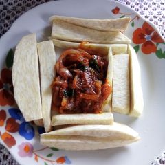 A picture of Fried yam and pepper sauce.