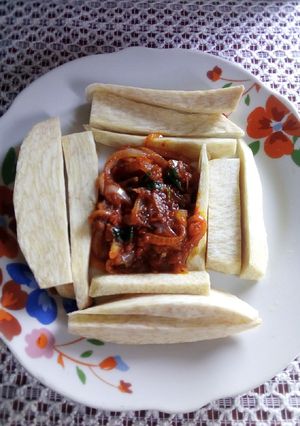 A picture of Fried yam and pepper sauce.