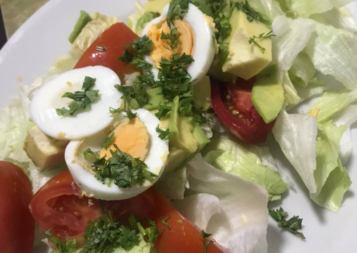 Ensalada de aguacate y huevo