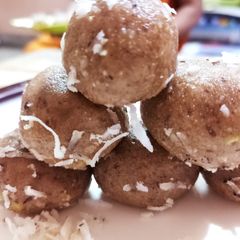 A picture of Choorma ladoo.