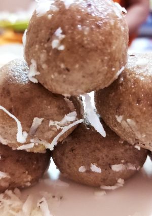 A picture of Choorma ladoo.