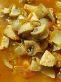 Hongos con pollo en salsa de jitomates asados