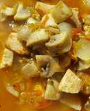 Hongos con pollo en salsa de jitomates asados