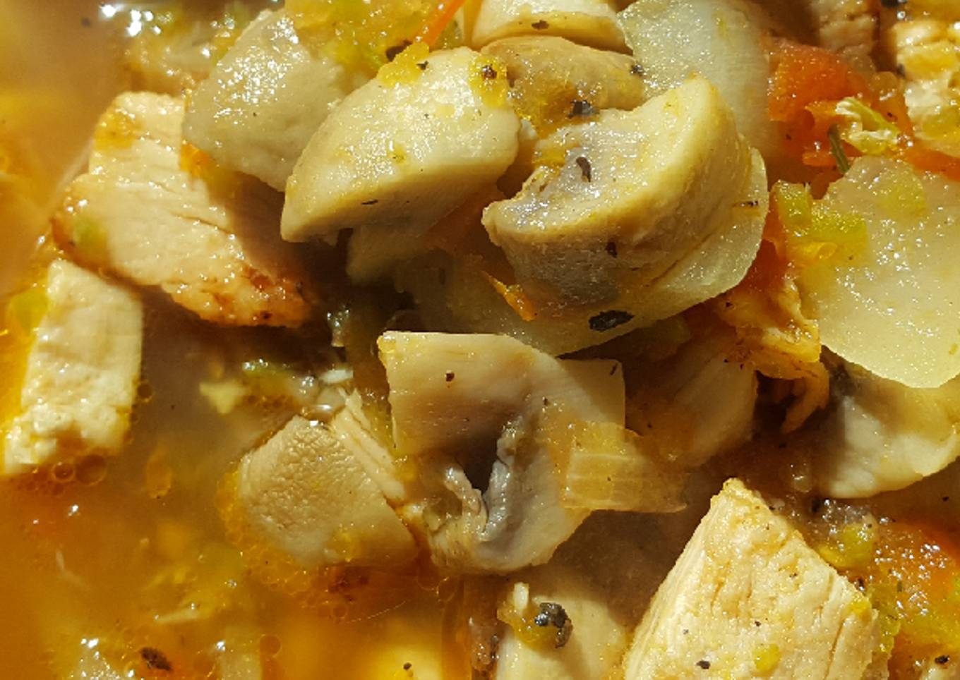 Hongos con pollo en salsa de jitomates asados
