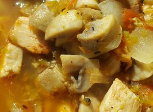 Una foto de Hongos con pollo en salsa de jitomates asados