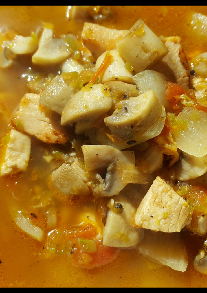 Una foto de Hongos con pollo en salsa de jitomates asados