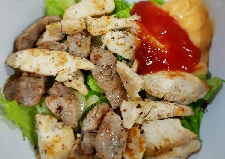 Cara Menyiapkan Chicken and Beef Salad Super Lezat