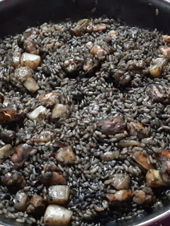 Una foto de Arroz negro con mariscos