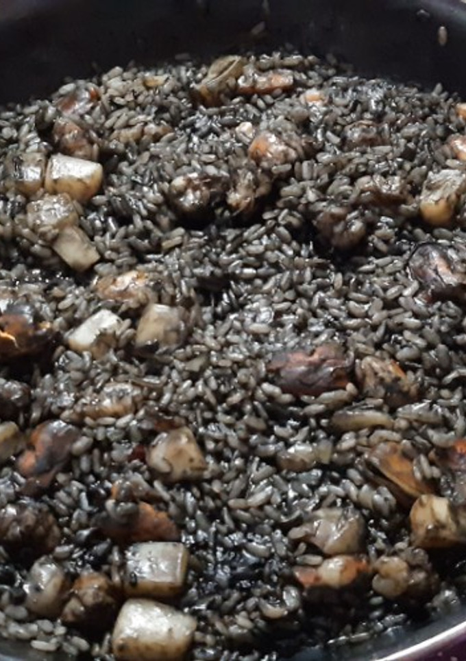 Una foto de Arroz negro con mariscos