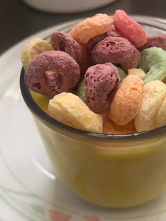 Una foto de Yogurt casero de limón con froot loops