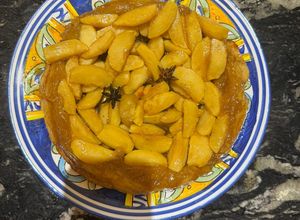 Una foto de Tarta de manzana Tatin con sabores del sureste mexicano 🇲🇽