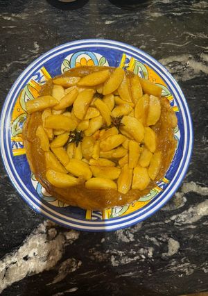 Una foto de Tarta de manzana Tatin con sabores del sureste mexicano 🇲🇽