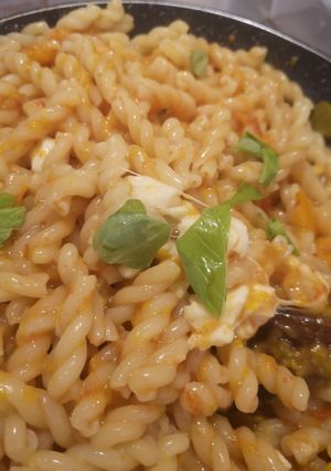Foto di #550 Fusilli con crema di peperoni, pomodorini, provolone del monaco e parmigiano 🫑🍅🧀
