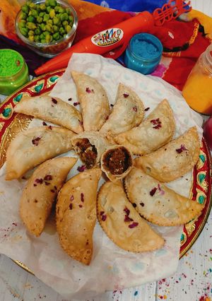होली स्पेशल हरे चने की गुजिया(holi special green ग्राम gujiya recipe in Hindi) रेसिपी मुख्य फोटो