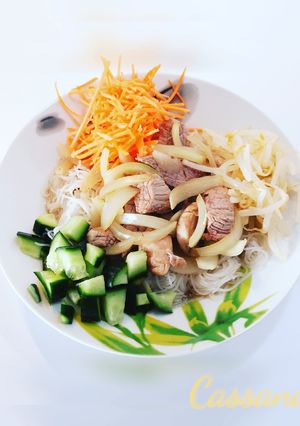Une photo de Vermicelles de riz et son saute de bœuf accompagnés de ses petits légumes