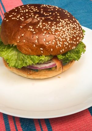 Una foto de Gravlax de salmón