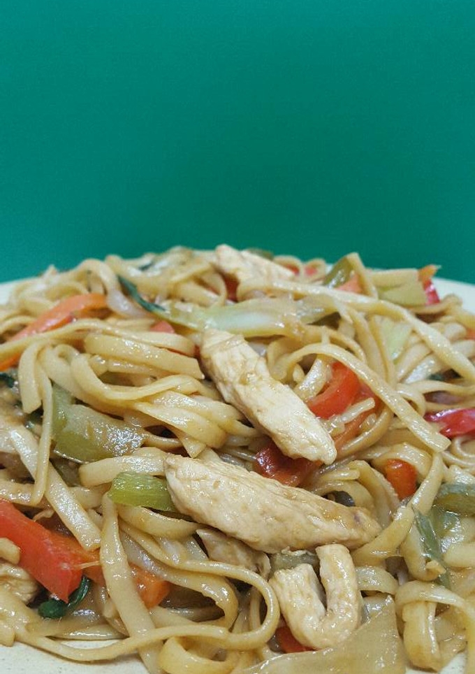 Una foto de Tallarines con pak choi, verduras, pollo y salsa de soja