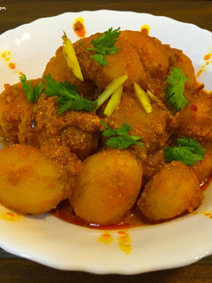 कश्मीरी दम आलू (Kashmiri dum aloo recipe in hindi) रेसिपी मुख्य फोटो