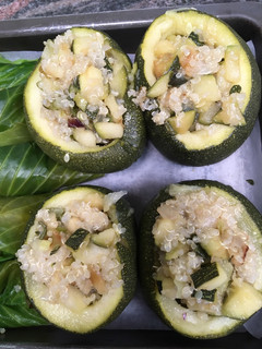 Una foto de Calabacín relleno con quinoa